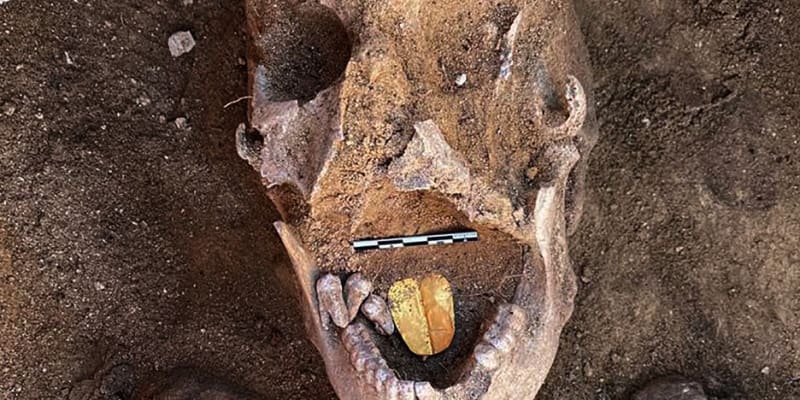 Mumie se zlatým jazykem nalezená v roce 2021 