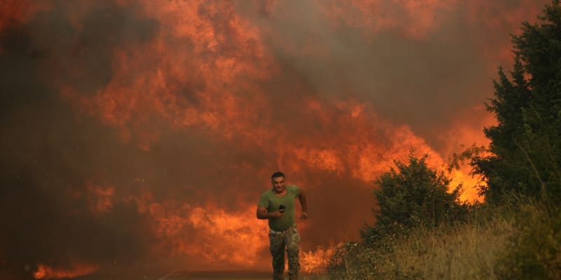 Ničivé požáry svíraly například Řecko, které pak navíc zažilo i povodně 