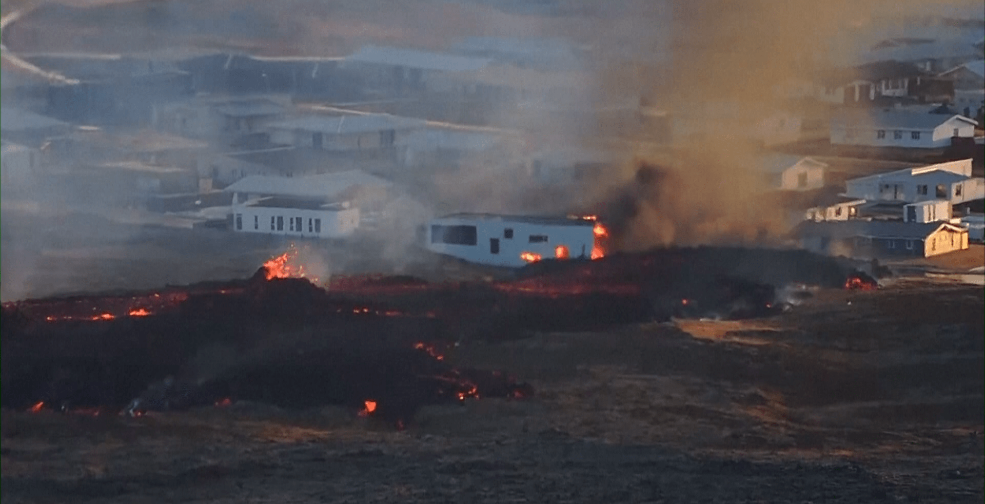 Proud lávy na Islandu dosáhl města Grindavík, některé domy hoří