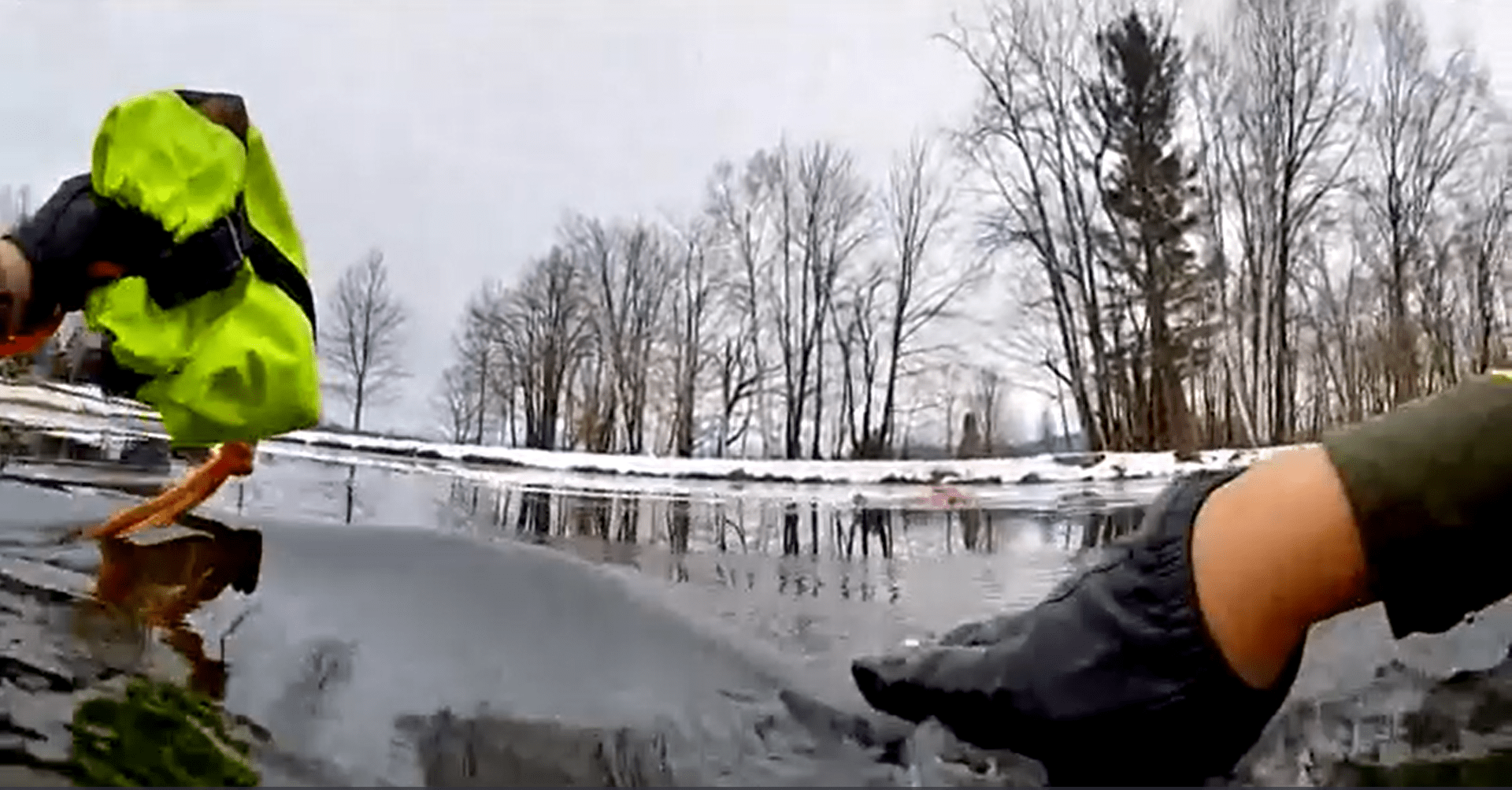 Policie ve Vermontu zachránila 8letou dívku, která se propadla do ledové vody