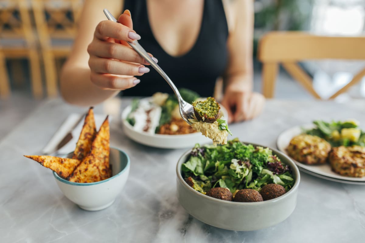 Vegetariánský nebo veganský jídelníček může postrádat některé důležité živiny. Doplnit je můžete větší pestrostí potravin i doplnky stravy.
