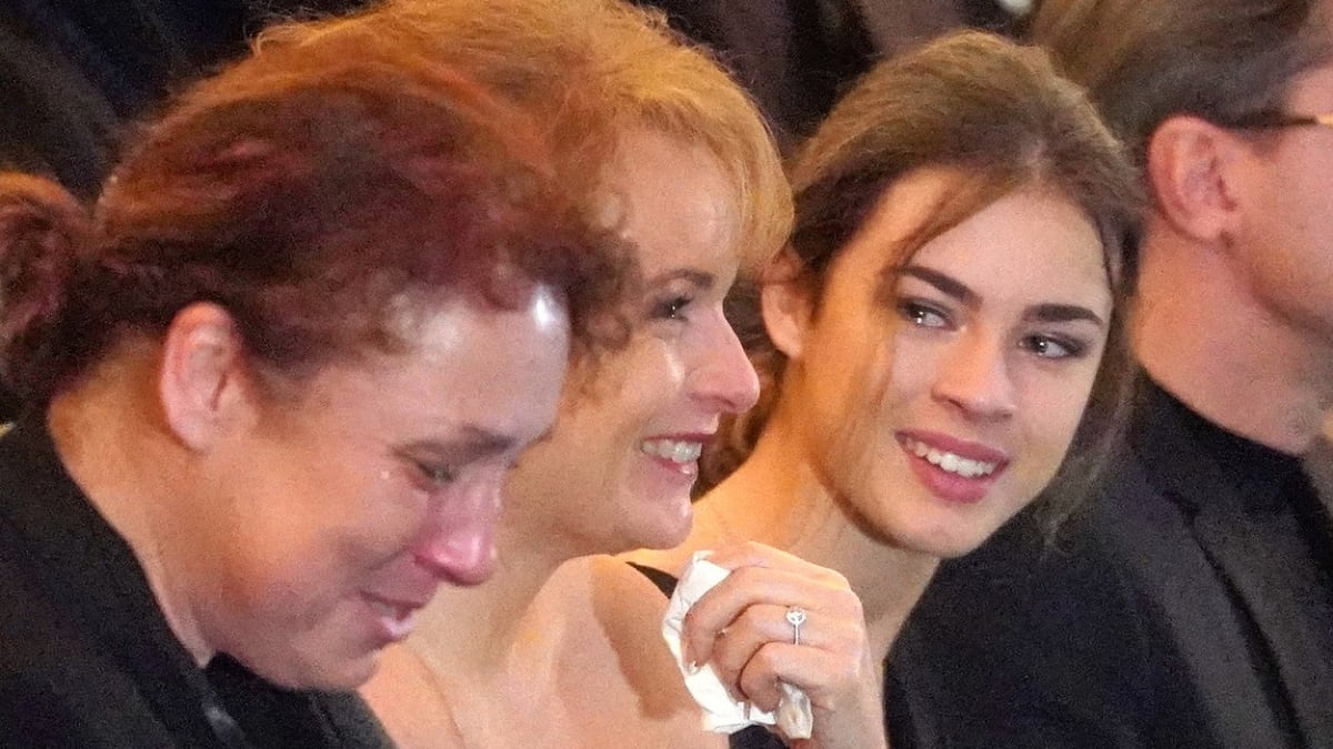 Tereza Munzarová se sestrou Barborou a její dcerou Annou v Národním divadle na posledním rozloučení s jejich tatínkem Luďkem Munzarem