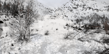 Lyžaře v Tatrách smetla lavina, kterou sami utrhli. Dramatické okamžiky natočila kamera