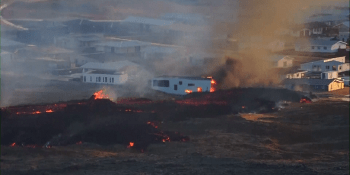Láva z islandské sopky překonala bariéry a valí se městem. Některé domy jsou v plamenech