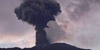 Výbuch na Sumatře: Sopka Marapi vychrlila kouř přes tisíc metrů vysoko. Popel zasypal silnice