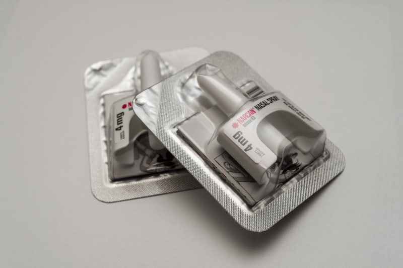 Nosní sprej Narcan dokáže předávkovaným narkomanům zachránit život.