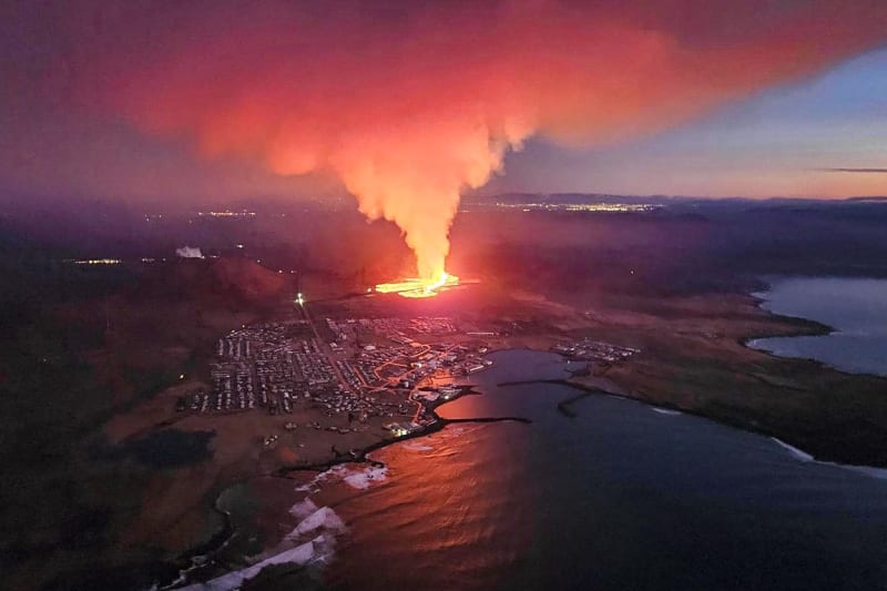 Láva z vulkánu již dosáhla města.