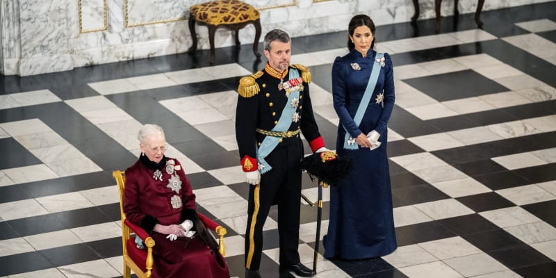 Margrethe II., nový král Frederik X. a korunní princezna Mary (zleva)