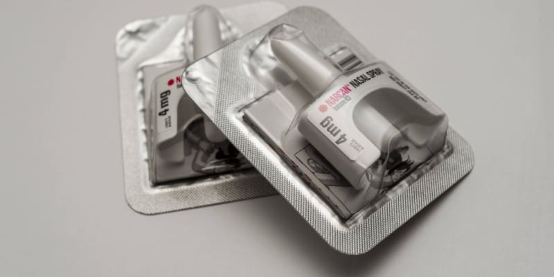 Nosní sprej Narcan dokáže předávkovaným narkomanům zachránit život.