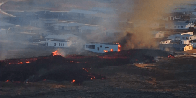 Proud lávy na Islandu dosáhl města Grindavík, některé domy hoří