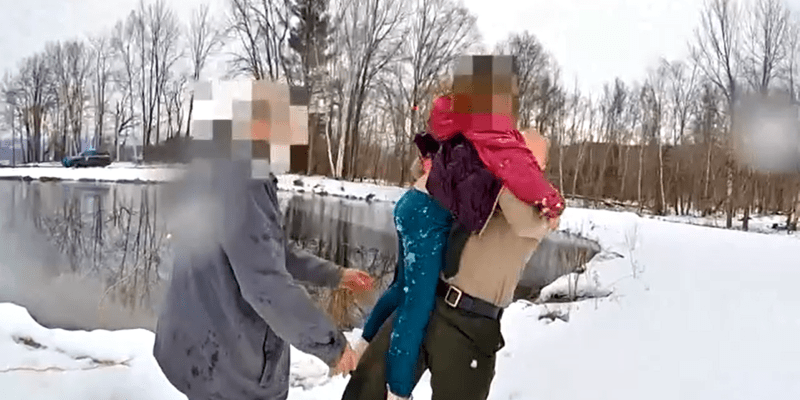 Policie ve Vermontu zachránila 8letou dívku, která se propadla do ledové vody