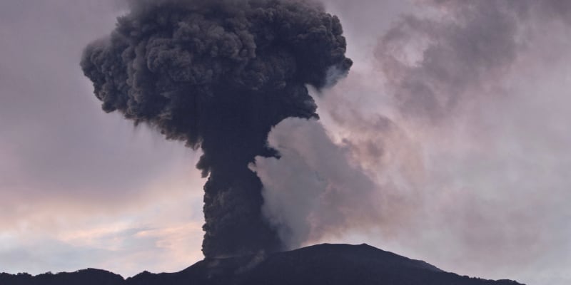 Sopka Marapi na indonéském ostrově Sumatra v neděli vybouchla. 