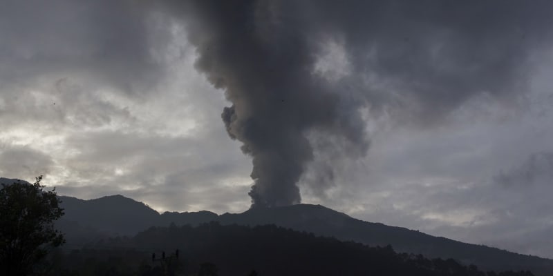 Sopka Marapi na indonéském ostrově Sumatra v neděli vybouchla. 