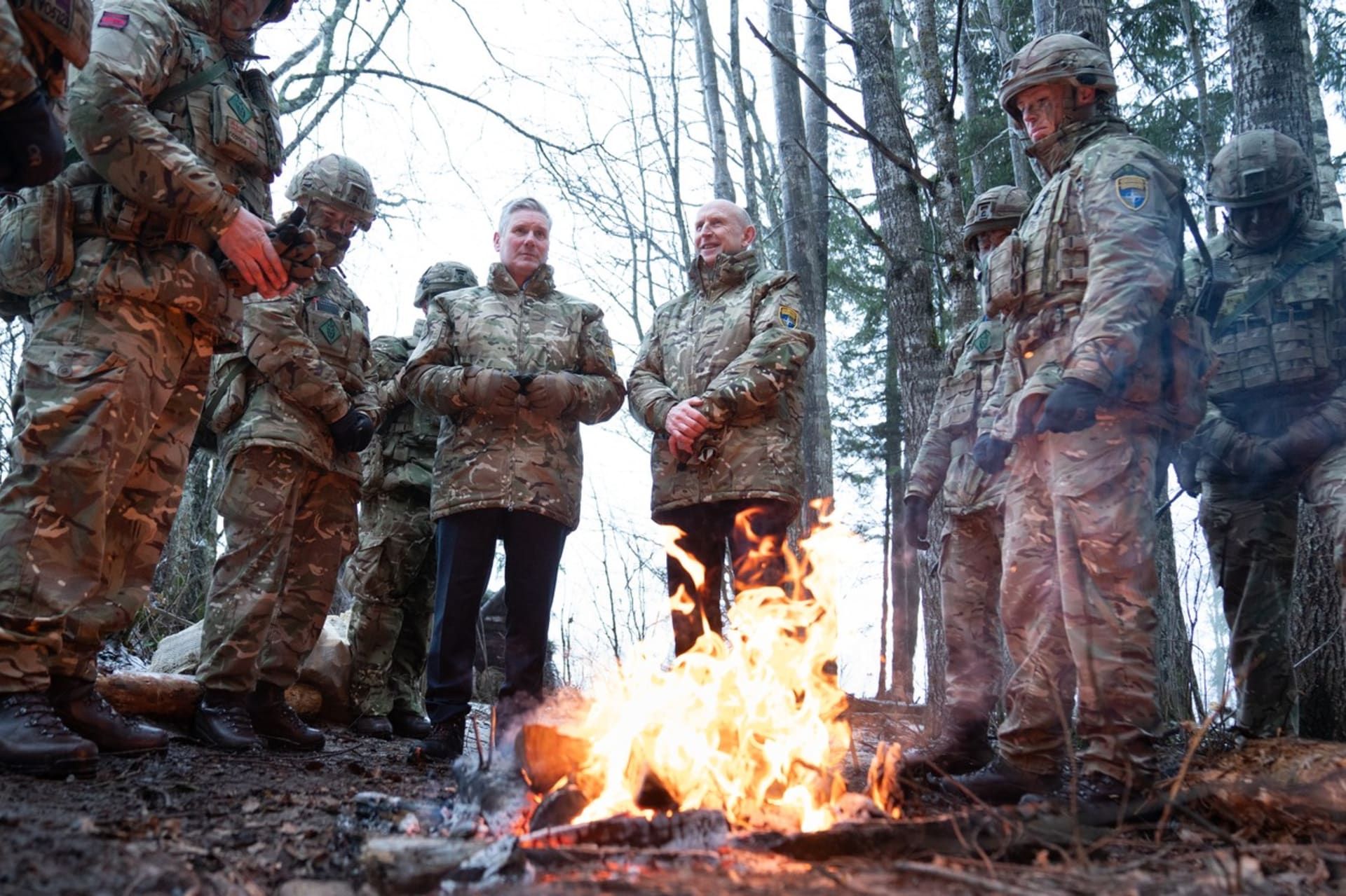 Britský opoziční lídr Keir Starmer s vojáky NATO v Estonsku (21. 12. 2023)