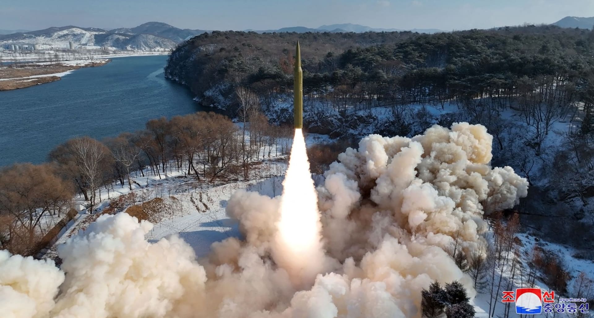 Severní Korea provedla test nadzvukové střely středního až dlouhého doletu.