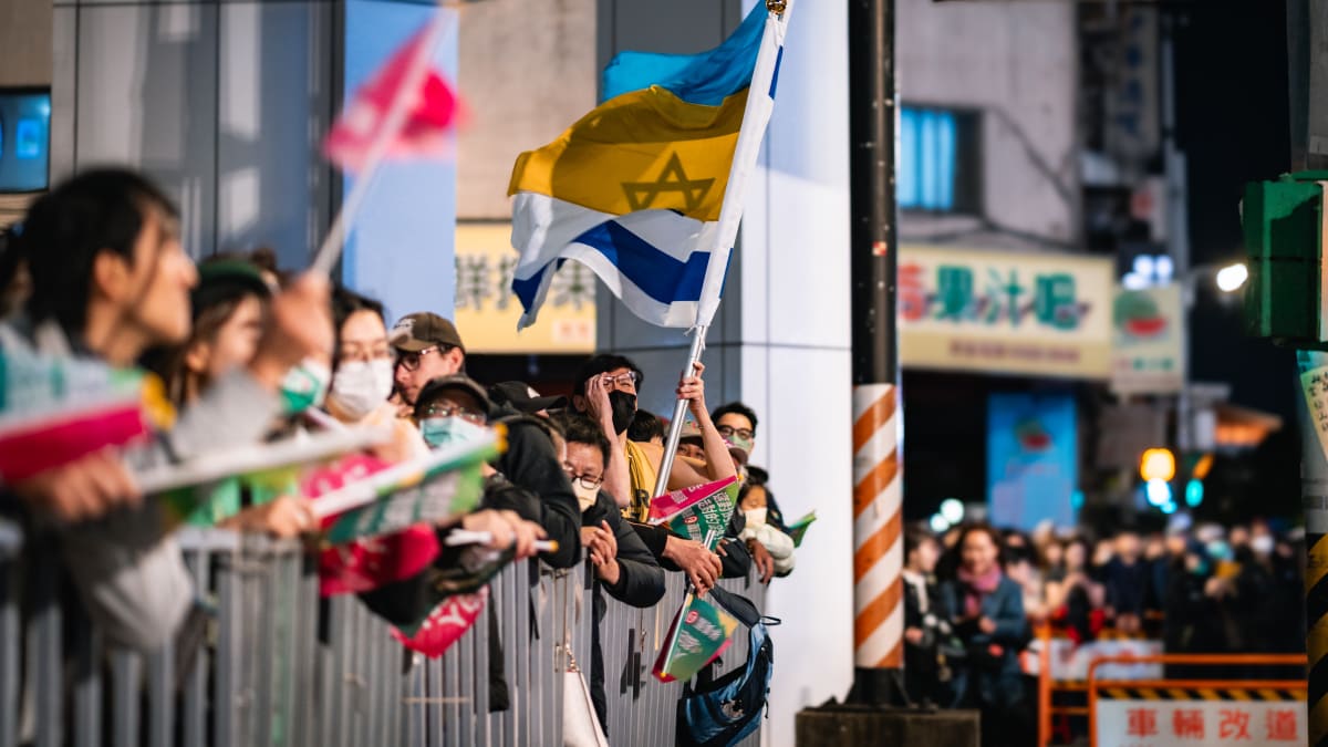 Někteří mladí Tchajwanci si na den voleb přinesli ukrajinské a izraelské vlajky.