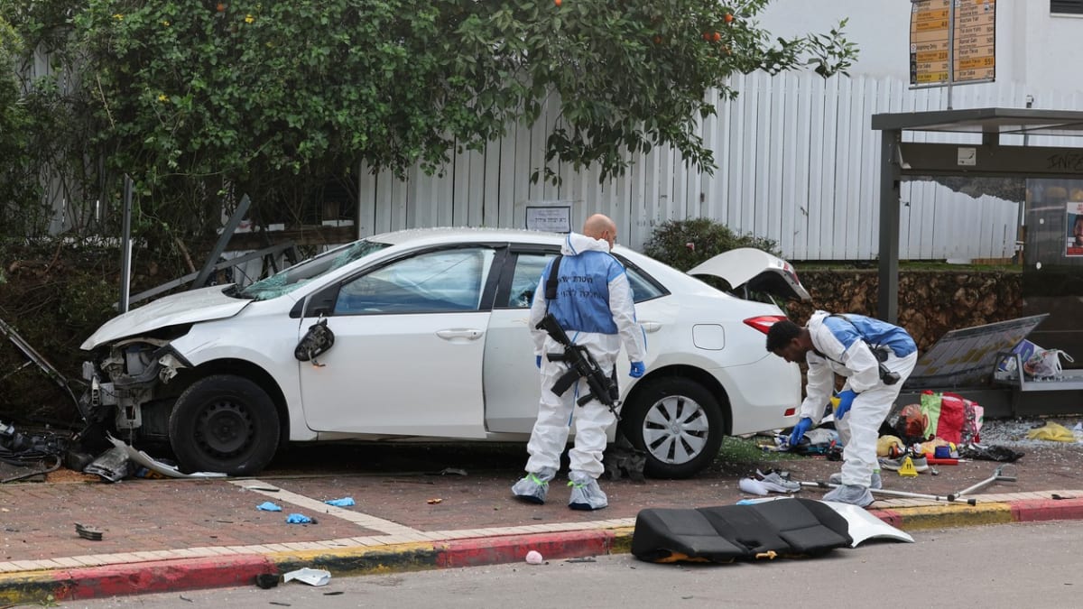Ve městě Raanana v Izraeli najel útočník autem do lidí. Další také pobodal. (15. 1. 2024)