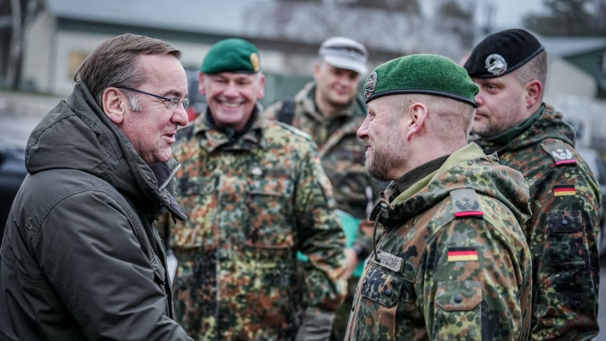 Německý ministr obrany Boris Pistorius na základně NATO v Litvě (18. 12. 2023)