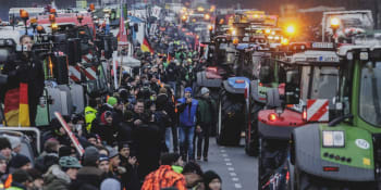 Berlín v obležení traktorů. Protestující zemědělci vypískali ministra financí