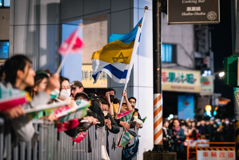 Někteří mladí Tchajwanci si na den voleb přinesli ukrajinské a izraelské vlajky.