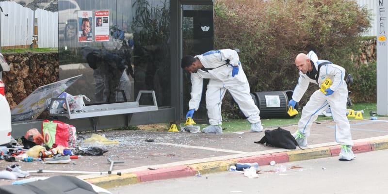Ve městě Raanana v Izraeli najel útočník autem do lidí. Další také pobodal. (15. 1. 2024)