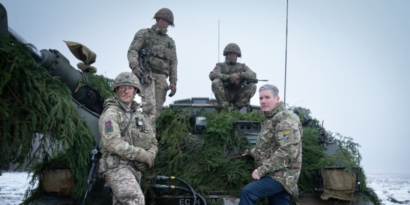 Britský opoziční lídr Keir Starmer s vojáky NATO v Estonsku (21. 12. 2023)