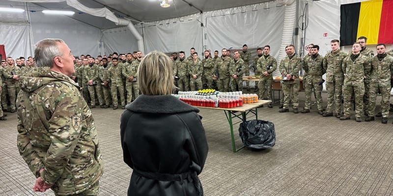 Belgická ministryně obrany Ludivine Dedonderová na základně NATO v Litvě (19. 12. 2023)