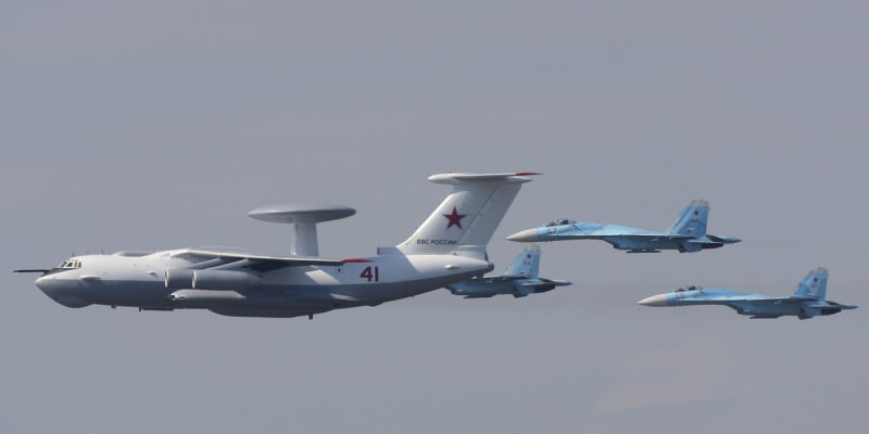 Berijev A-50 v doprovodu Su-27