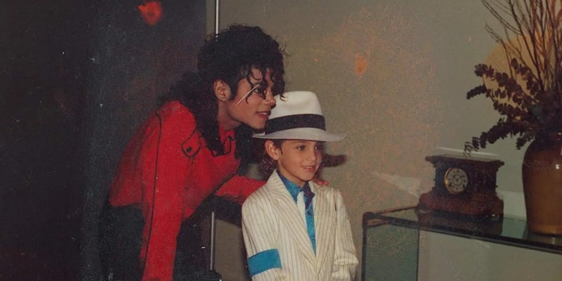 Michael Jackson v dokumentu Leaving Neverland o obětech jeho sexuálního zneužívání
