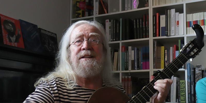 Písničkář Jaroslav Hutka slaví 77. narozeniny. 