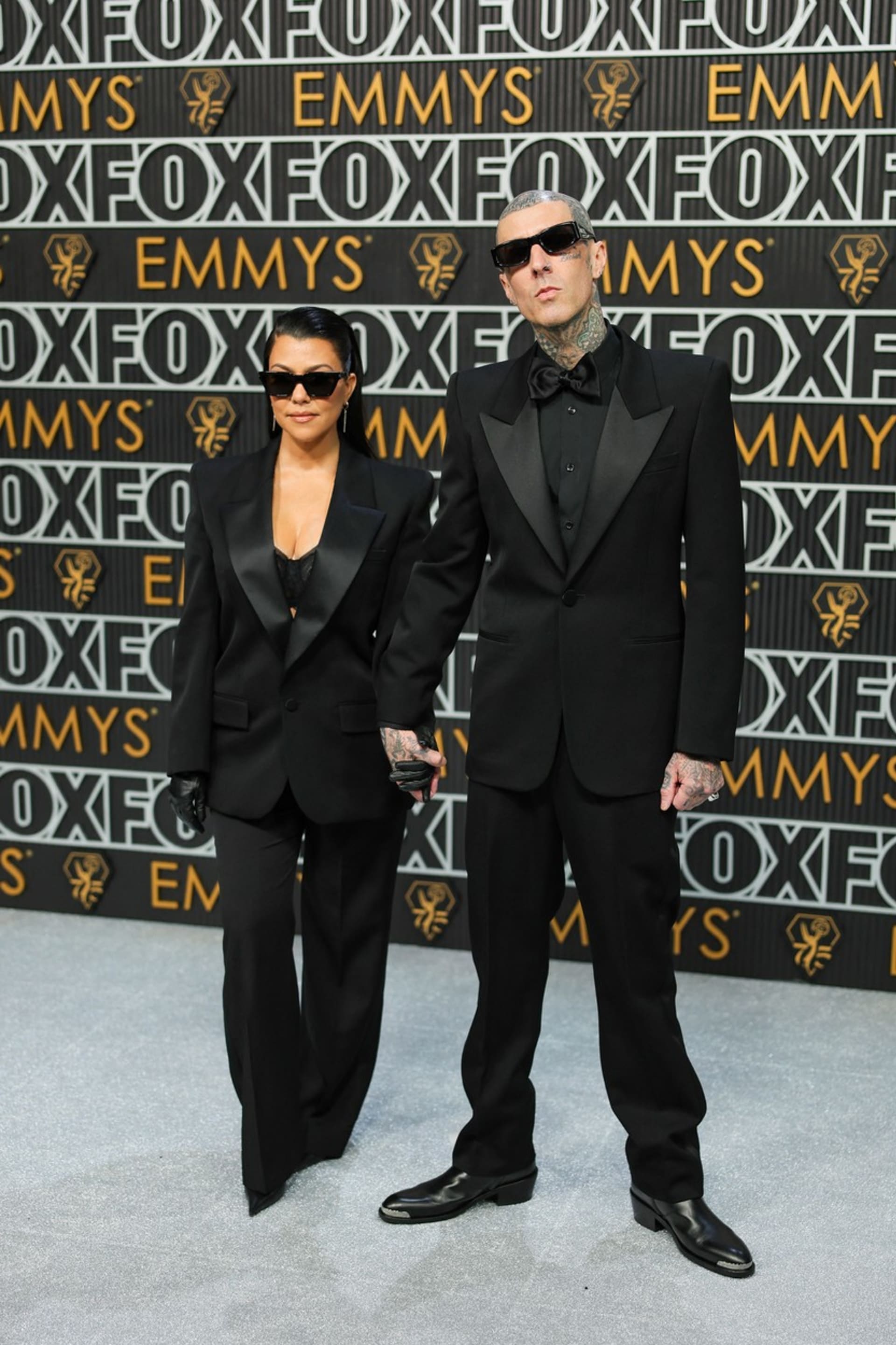 Kourtney Kardashianová a Travis Barker oblékli smokingy.