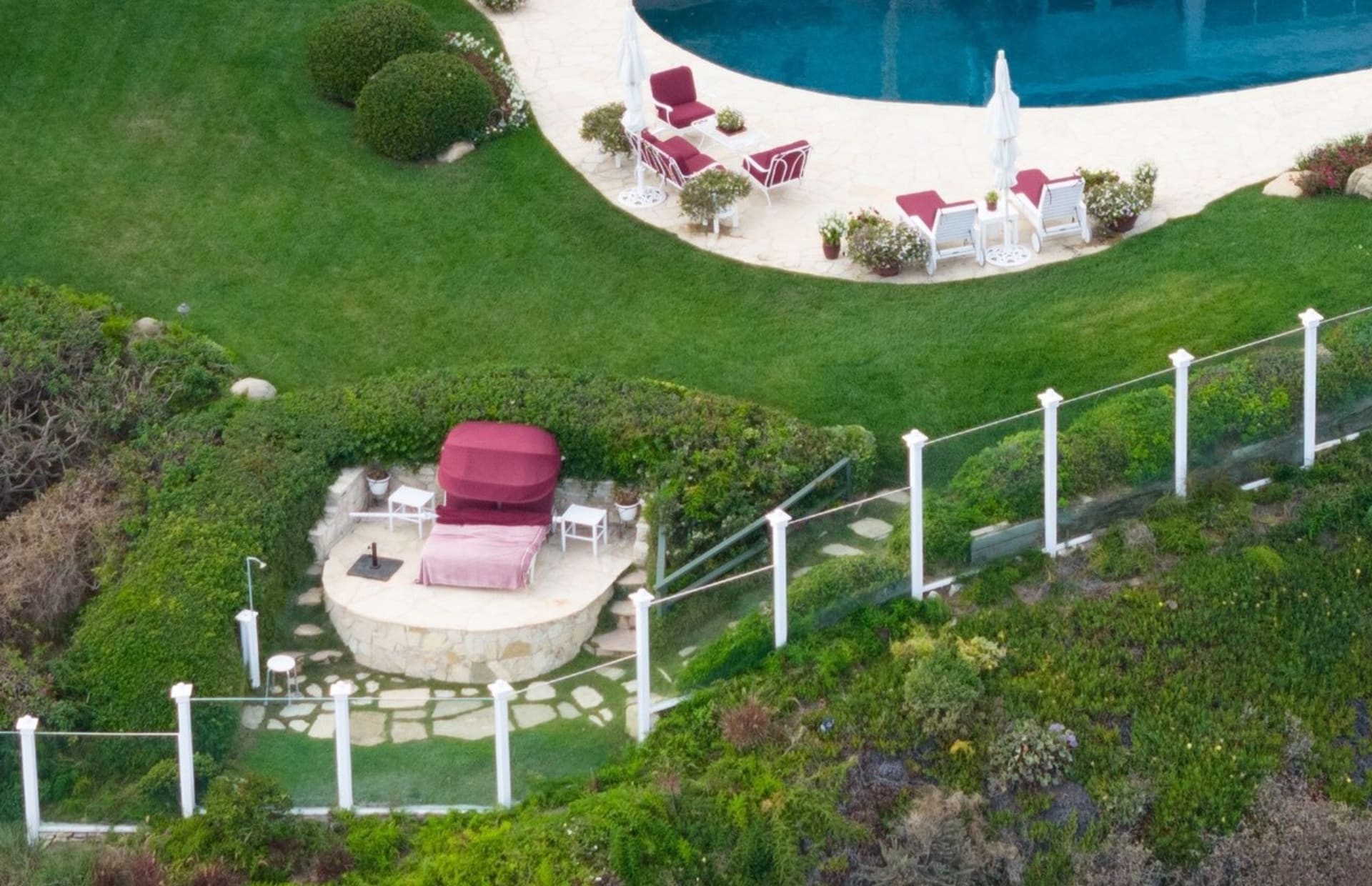 Sídlo v Malibu Barbry Streisand a Jamese Brolina: U okraje útesu je lehátko pro dvě osoby s venkovní sprchou. Nechybí bílá zahradní houpačka.