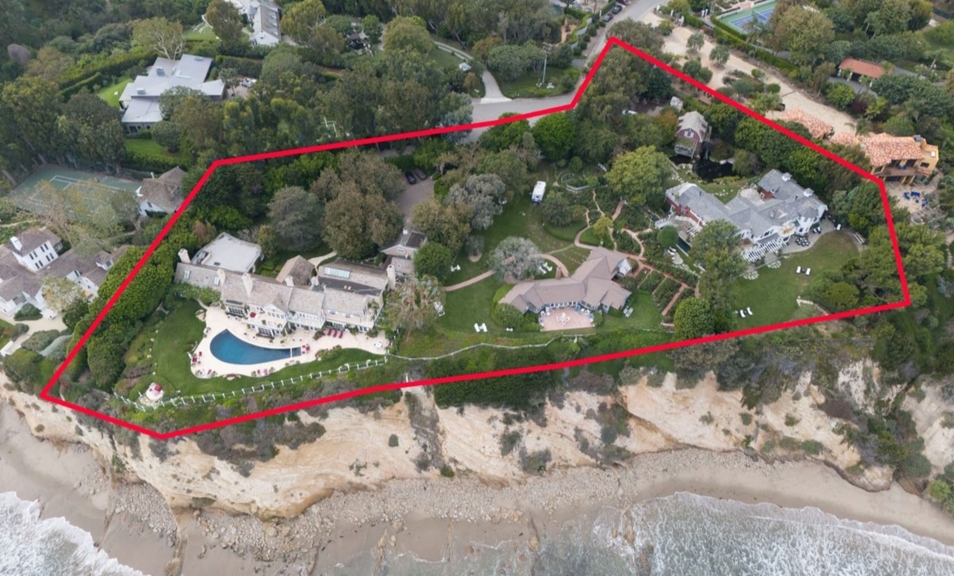 Dům v Malibu Barbry Streisand a Jamese Brolina: Úchvatný komplex  na vrcholu útesu si koupili v roce 2009 za přibližně 23 milionů dolarů.
