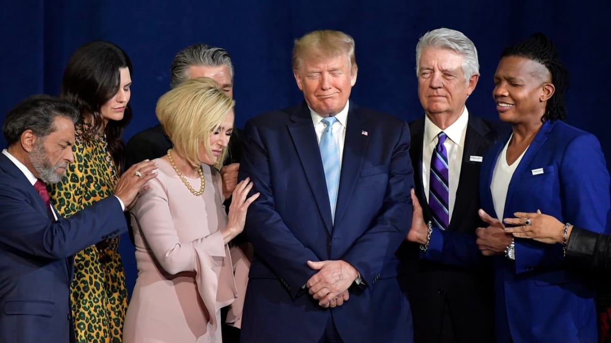 Americký exprezident Donald Trump v kruhu křesťanských kazatelů, kteří jej podporovali v předešlých volbách. (Foto z roku 2020)