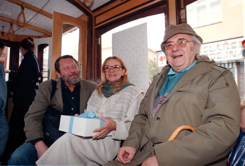 Jana Brejchová s manželem Jiřím Zahajským a Jiřím Sovákem při jízdě v historické tramvaji. 
