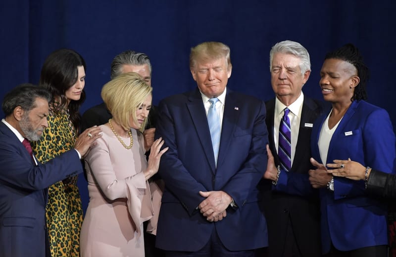 Americký exprezident Donald Trump v kruhu křesťanských kazatelů, kteří jej podporovali v předešlých volbách. (Foto z roku 2020)