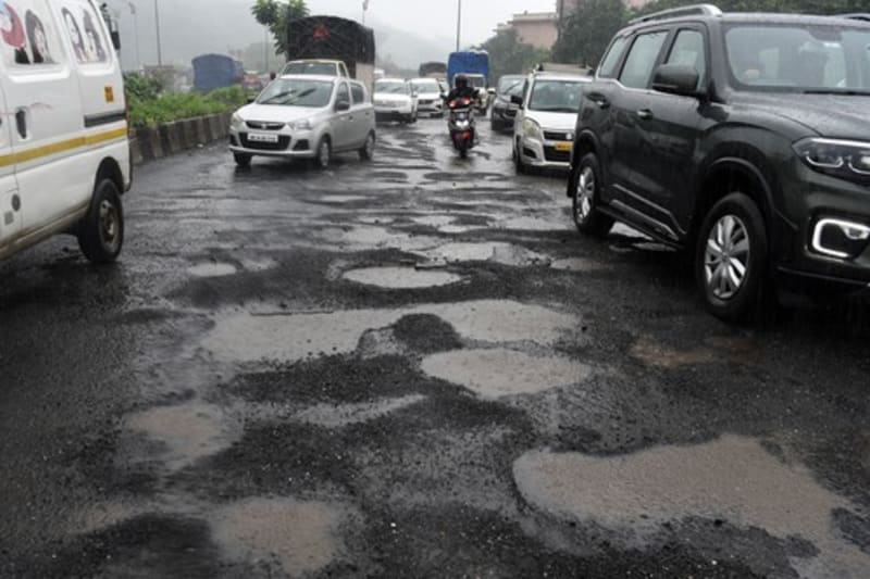 Stav silnic v Indii pro řidiče značí noční můru. Pro 80letého Brara však představoval spásu. (ilustrační snímek)