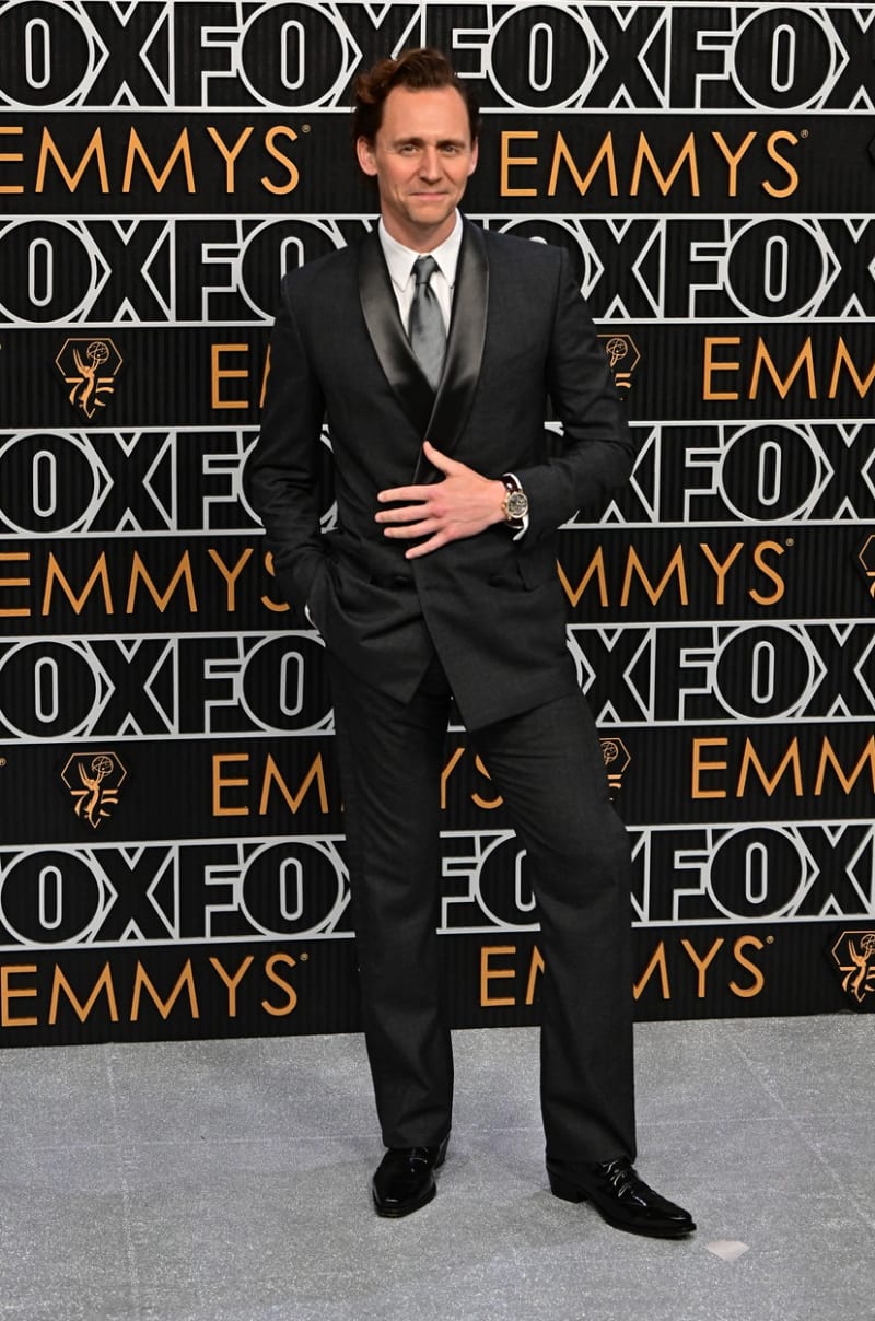 Tom Hiddleston dorazil oblečený ve značce Givenchy.