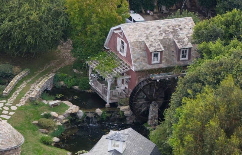 Sídlo v Malibu Barbry Streisand a Jamese Brolina: Romantiku nabízí umělé jezero s loďkou a kamenným mostkem.  Zajímavá je stavba chalupy s verandou a mlýnským kolem.