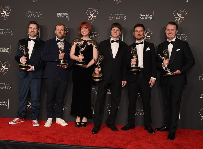 Ian Spendloff, David Lochhead, Daniella Marshová, David Štumpf, Philip Robinson a Matthew Thomas pózují s cenou Emmy za vítězství v kategorii Vynikající pohybový design, kterou získali díky práci na seriálu Ms. Marvel.