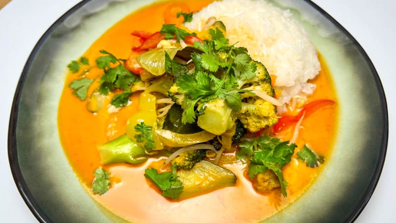 VE VARU: Červené thajské kari se zeleninou a jasmínovou rýží podle Davida Müllera