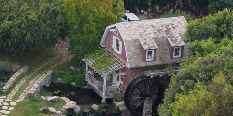 Sídlo v Malibu Barbry Streisand a Jamese Brolina: Romantiku nabízí umělé jezero s loďkou a kamenným mostkem.  Zajímavá je stavba chalupy s verandou a mlýnským kolem.