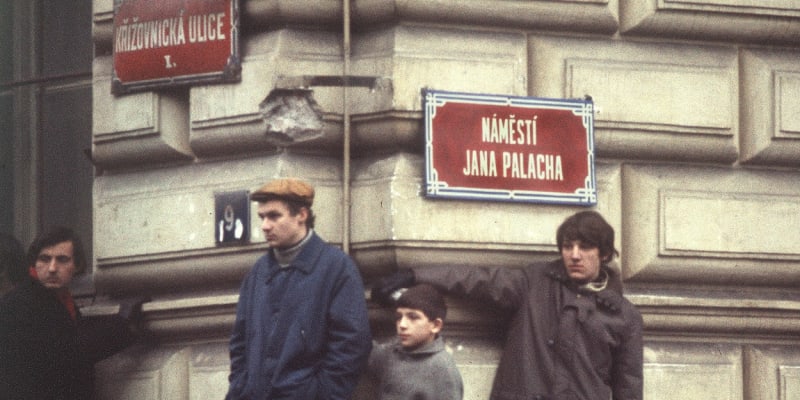 Náměstí před filozofickou fakultou pojmenované  po Janu Palachovi komunisté cynicky přejmenovali na náměstí Krasnoarmějců. Dnes se opět jmenuje po Janu Palachovi
