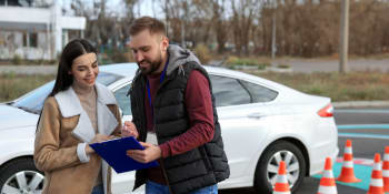 KVÍZ: Může 17letý řidič jezdit i mimo Česko? Vyzkoušejte si nové otázky v autoškolách