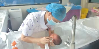  Nejsou děti. Čína má rekordně nízký počet porodů, úbytek obyvatel zrychlil na dva  miliony