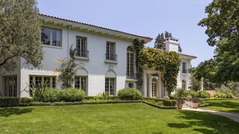 Angelina Jolie bydlí v Los Angeles: Dům je obklopen trávníky,  desítkami stromů a růžových keřů..