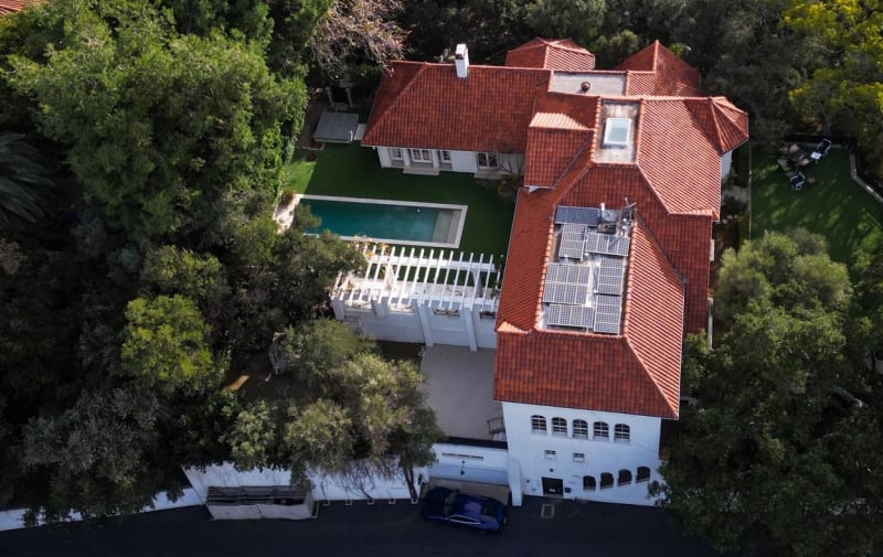Angelina Jolie bydlí v Los Angeles: Dům byl postaven v roce 1913 a může se pochlubit obytnou plochou přes 2300 metrů čtverečních. 