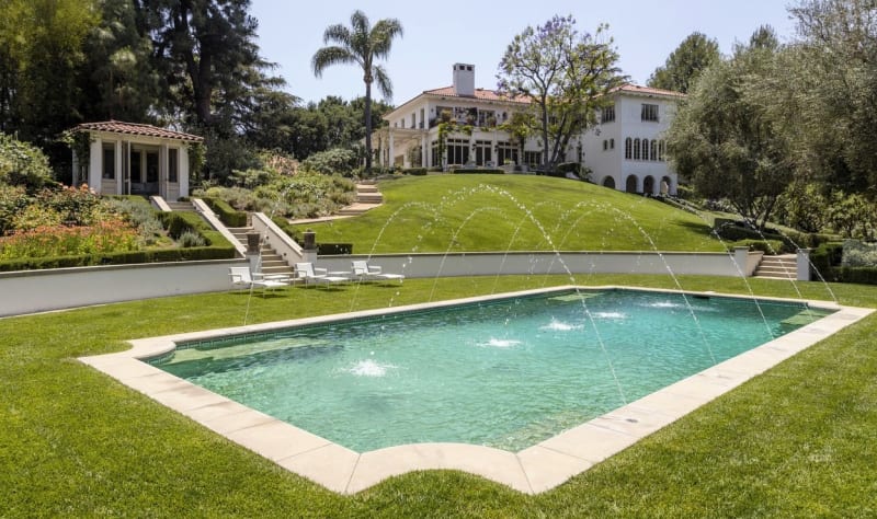 Angelina Jolie bydlí v Los Angeles: Může se pochlubit klasickým bazénem ve starém hollywoodském stylu s klenutými fontánami.Může se pochlubit klasickým bazénem ve starém hollywoodském stylu s klenutými fontánami.