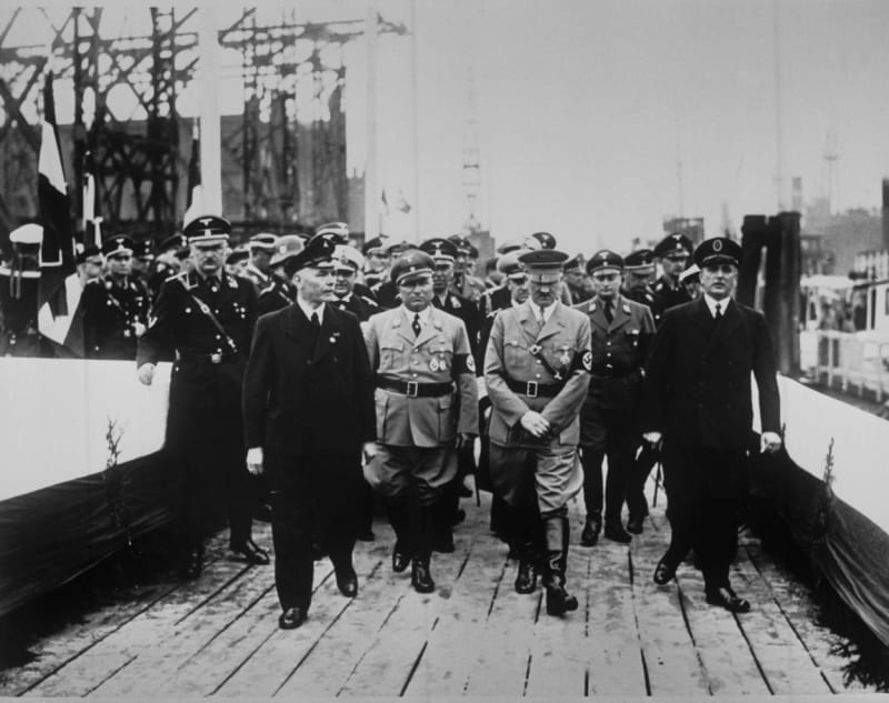 Loď poctil svou návštěvou i Adolf Hitler