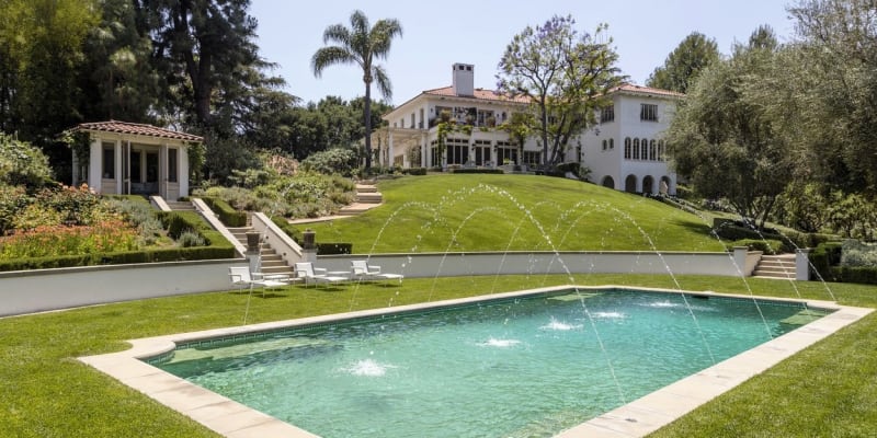 Angelina Jolie bydlí v Los Angeles: Může se pochlubit klasickým bazénem ve starém hollywoodském stylu s klenutými fontánami.Může se pochlubit klasickým bazénem ve starém hollywoodském stylu s klenutými fontánami.